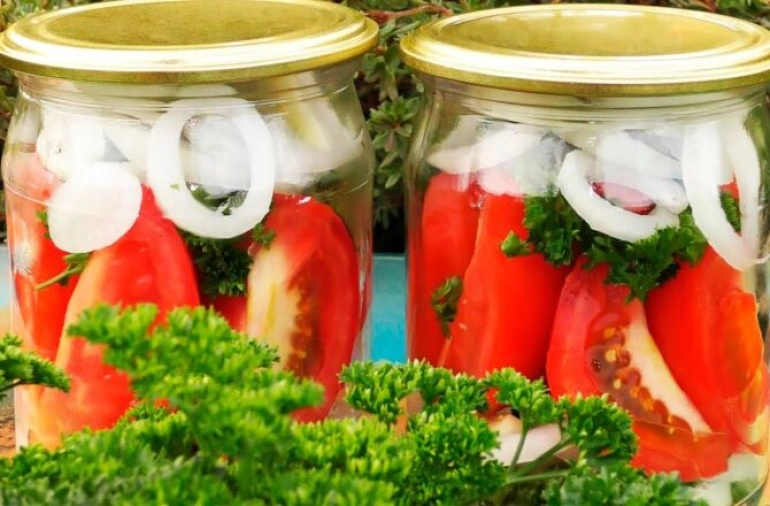 Помидоры с луком и зеленью