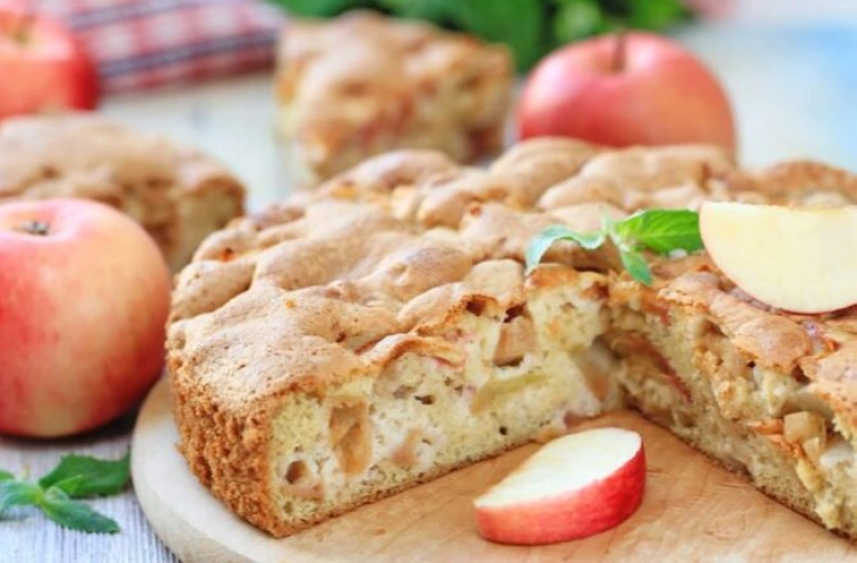 Классическая яблочная шарлотка
