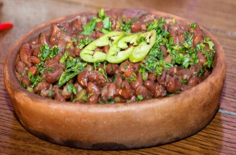 Лобио из красной фасоли с орехами и кинзой
