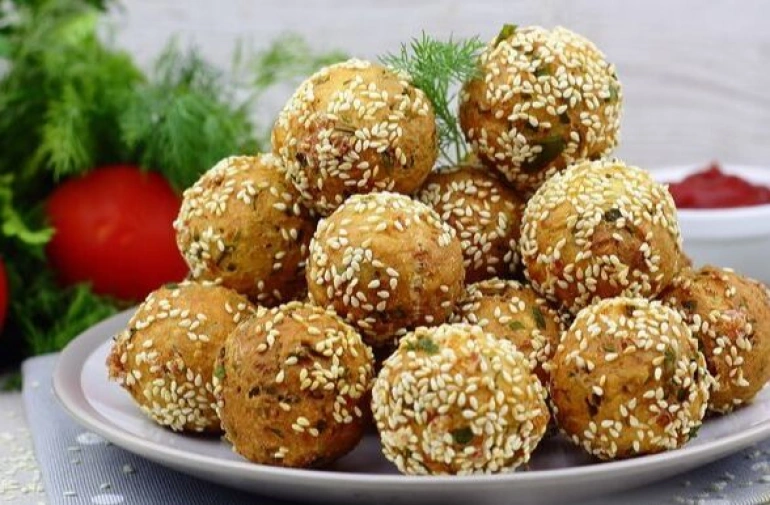 Творожные крокеты со свежей зеленью и кунжутными семечками
