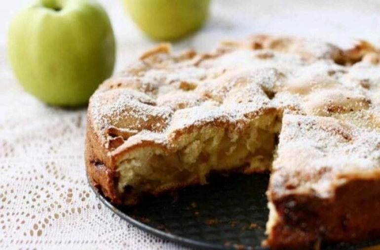 Шарлотка с яблоками в мультиварке