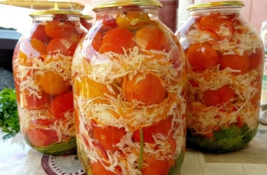 Консервированные помидоры с капустой, морковью и сладким перцем
