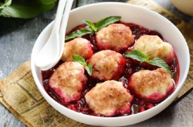Клёцки (кнедлики) в вишневом соусе с корицей