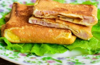 Яичные конвертики с сыром и ветчиной