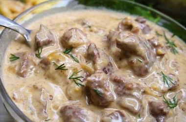 Гуляш из свинины со сливками