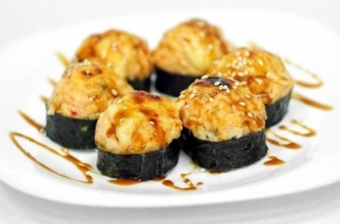 Запеченные роллы с курятиной, икрой мойвы и твердым сыром