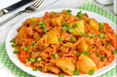 Рагу с капустой, картофелем и тушенкой