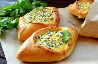Расстегаи с сыром и кинзой
