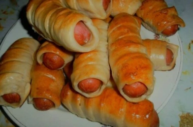Слойки с сосисками и сыром
