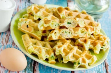 Сырные вафли с зеленым луком